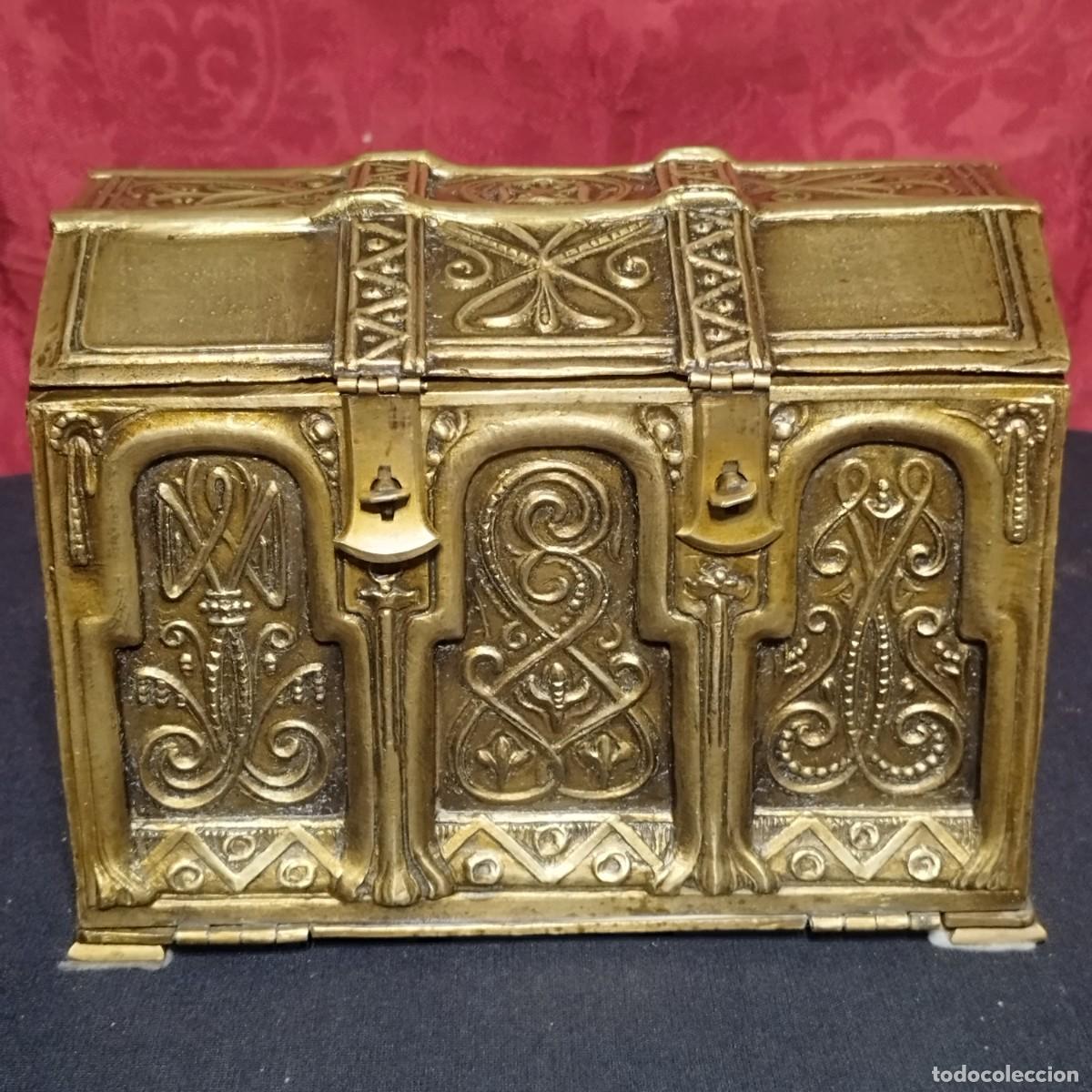 Antig&uuml;edades: BONITO COFRE ARQUETA NEOGOTICA DE BRONCE CON PUERTA LATERAL ABATIBLE TIPO RELICARIO MEDIEVAL