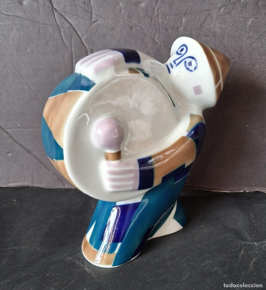 Antig&uuml;edades: Hombre con tambor Figura de porcelana de Sargadelos marcada.