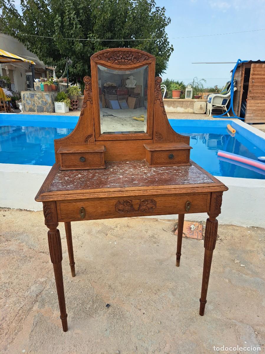 Antig&uuml;edades: Antigua comoda tocador de madera de roble tallada, con espejo y m&aacute;rmol rojizo veteado.