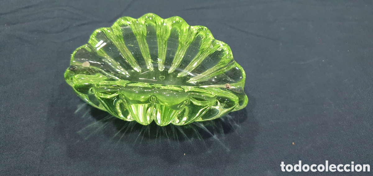 Antiques: Cenicero vontage en cristal verde. (L134)