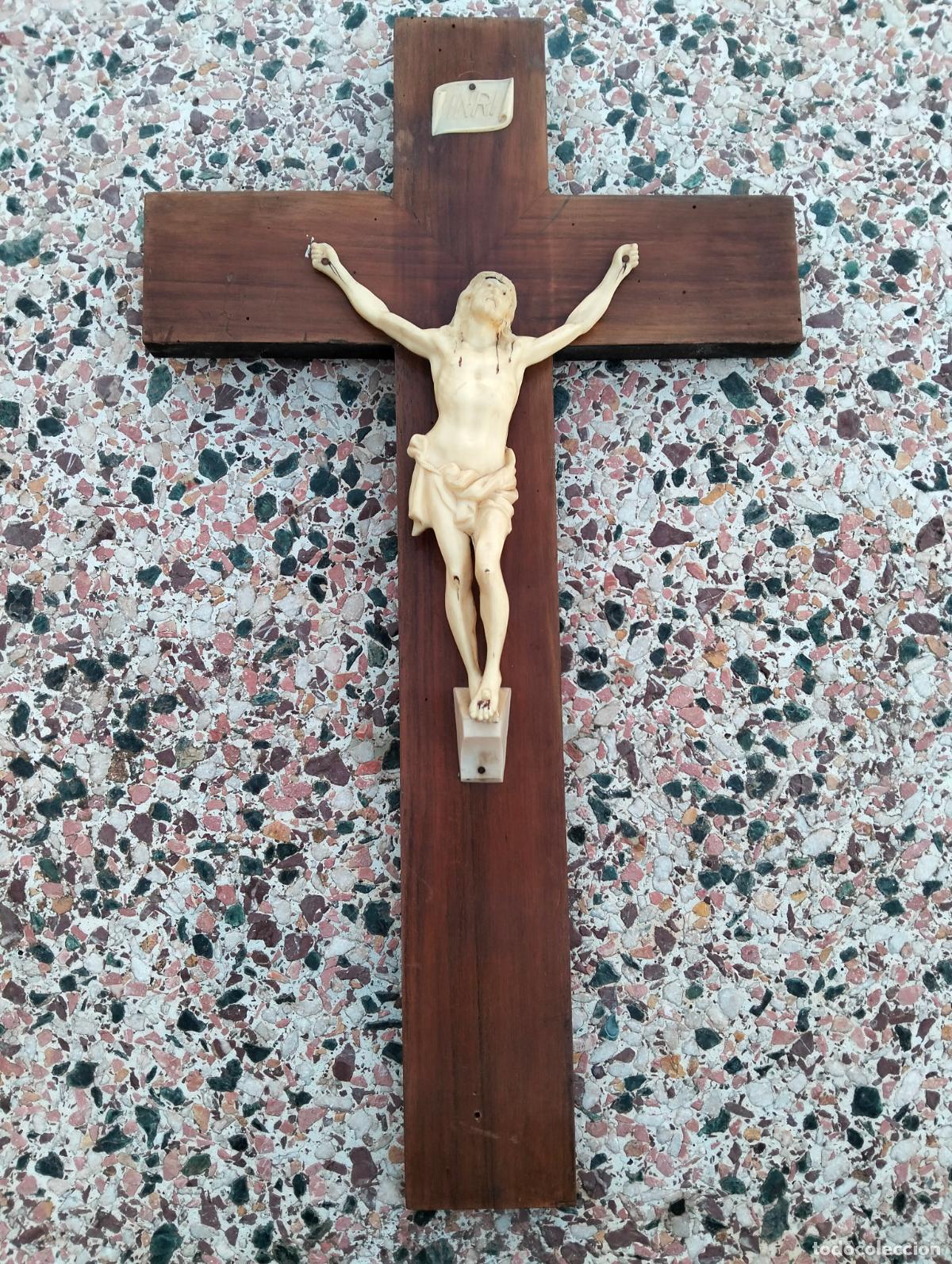 Antiques: Antiguo crucifijo de pared de madera con Jes&uacute;s Jesucristo crucificado cruz Inri