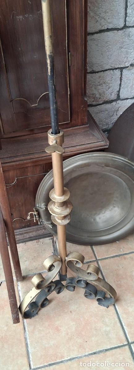 Antig&uuml;edades: Atril de pie regulable de hierro. - Foto 3