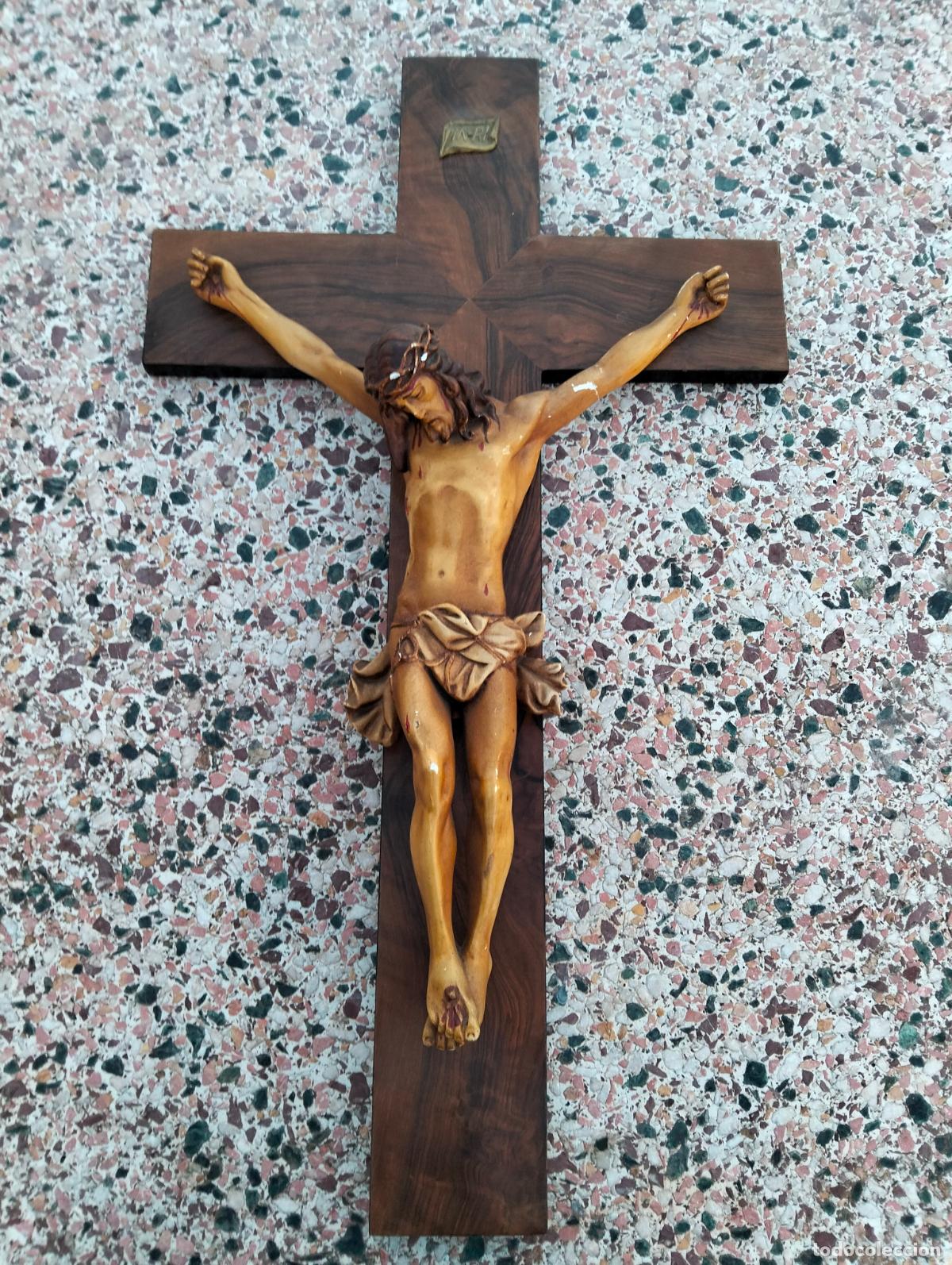 Antiques: Antiguo crucifijo de pared de madera con Jes&uacute;s Jesucristo de estuco crucificado cruz Inri S.XX