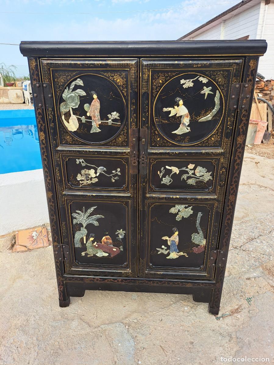 Antig&uuml;edades: Precioso armario Chino Lacado Negro con im&aacute;genes talladas en m&aacute;rmol y jade, pintado a mano.