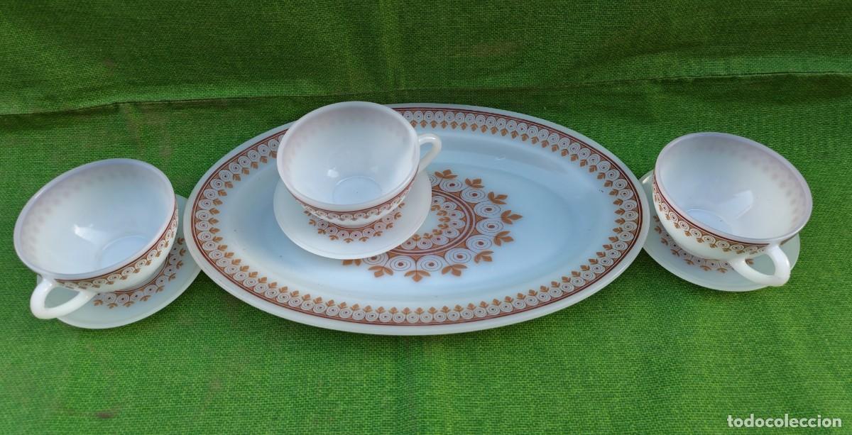 Antig&uuml;edades: Bandeja ovalada y 3 tazas de caf&eacute; con platillos, Arcopal Alhambra, 1970