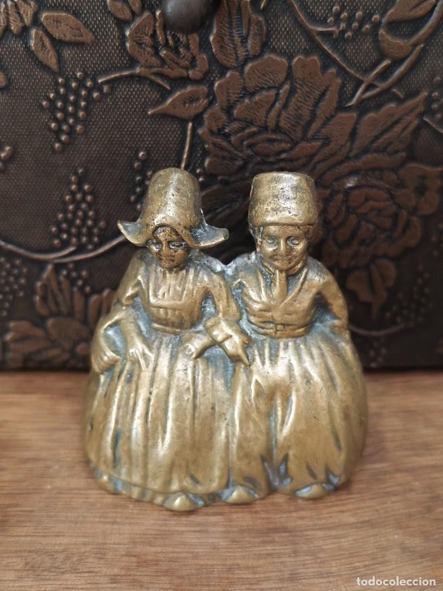 Antig&uuml;edades: Tr&iacute;o de campanillas Lady Bell en bronce. - Foto 4