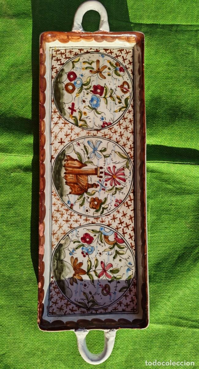 Antiquit&eacute;s: Bandeja de cer&aacute;mica o porcelana fabricada en Portugal al estilo del siglo XVII.
