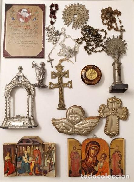 Antig&uuml;edades: Lote de art&iacute;culos religiosos: Cruz de Caravaca, Virgen del Pilar, Santiago, Rosarios, Tr&iacute;pticos