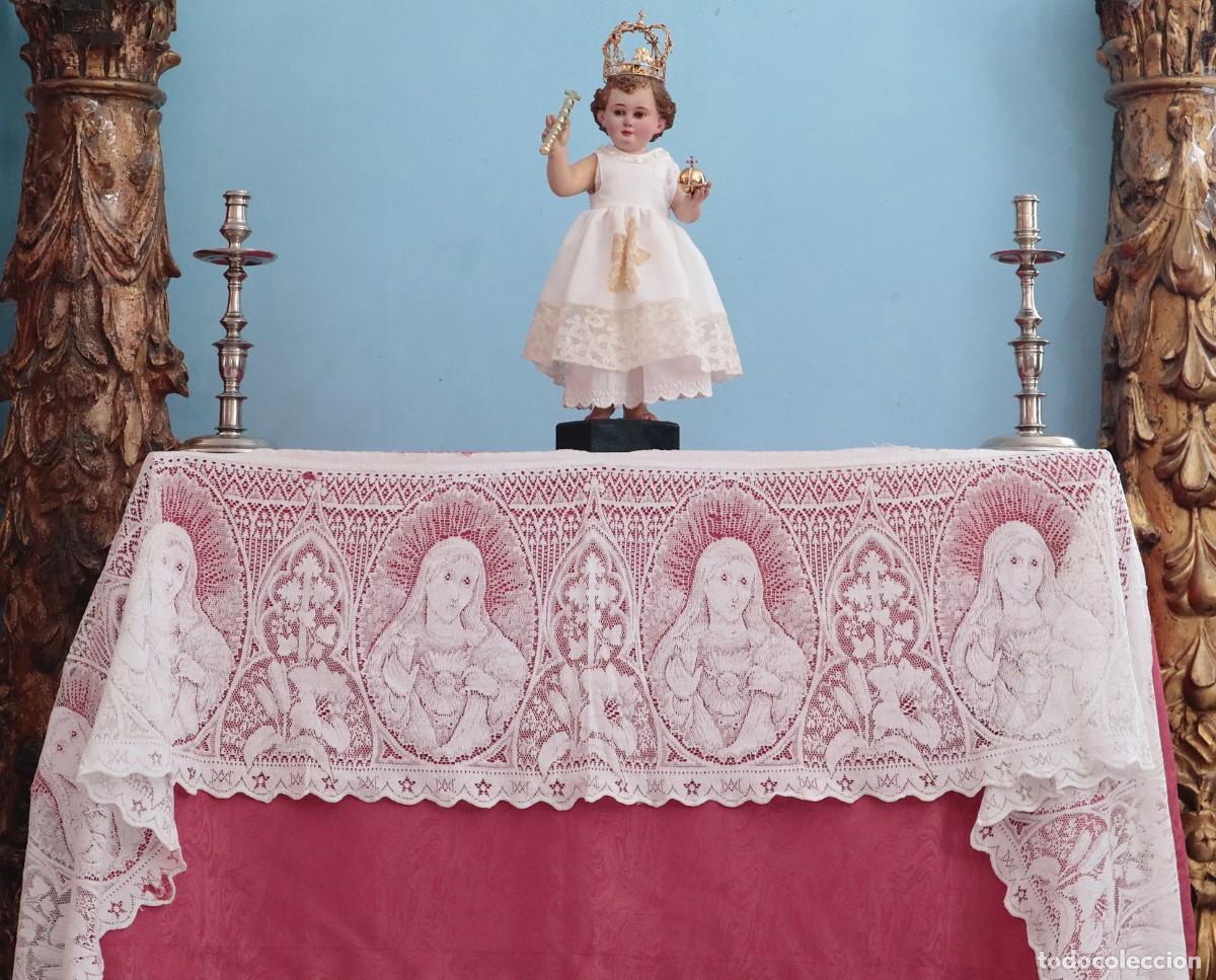 Antig&uuml;edades: Frente de altar de advocaci&oacute;n mariana confeccionado en encajes. Pps. S. XX. Mide 280 x 34 cm.