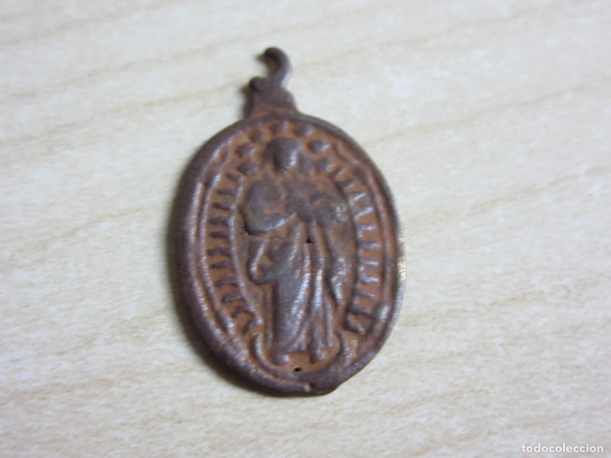 Antiguidades: Medalla de la Virgen y Custodia con &aacute;ngeles Siglo XVIII -XIX Medidas 3 x 1,7 cm