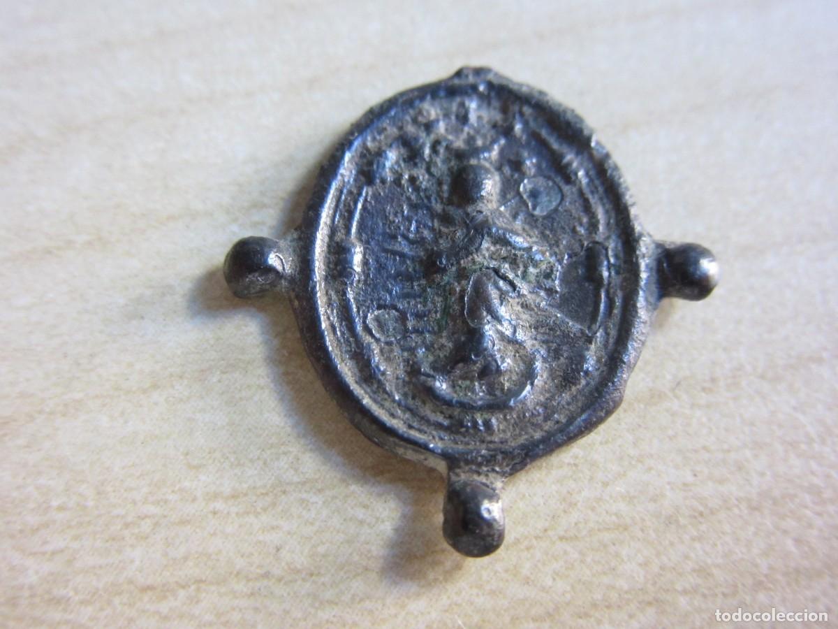 Antiguidades: Medalla de bronce de la Virgen S XVII Medidas1,9 x 1,8 cm