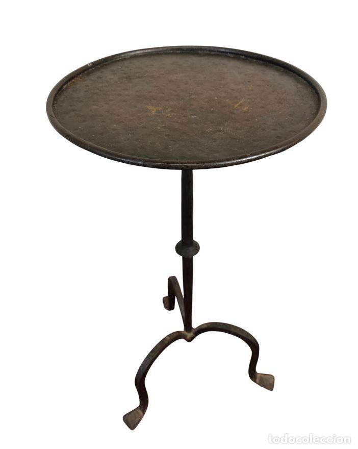 Antig&uuml;edades: ANTIGUA MESA AUXILIAR DE FUMADOR DE ESTILO MARTINI. HIERRO FORJADO. EUROPA. SIGLOS XIX-XX.