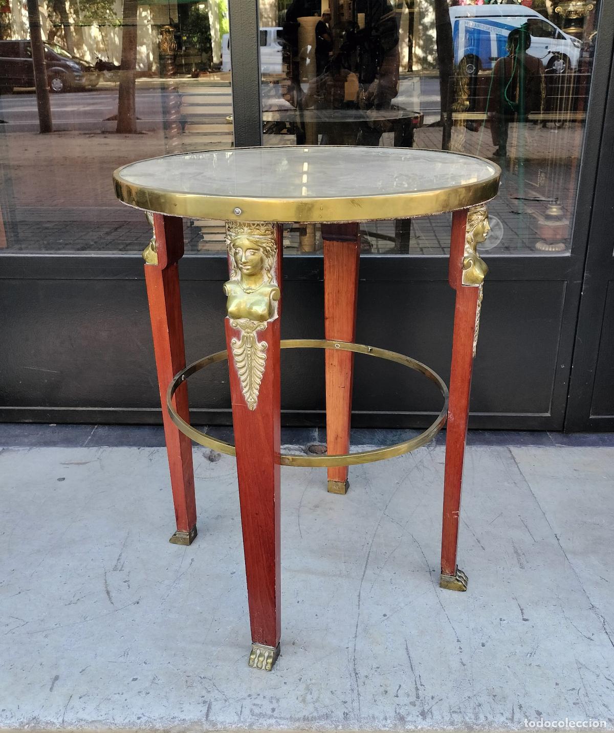 Antig&uuml;edades: ANTIGUA MESA AUXILIAR DE ESTILO IMPERIO. MADERA DE CAOBA Y APLIQUES DE LAT&Oacute;N. FRANCIA. XIX-XX.