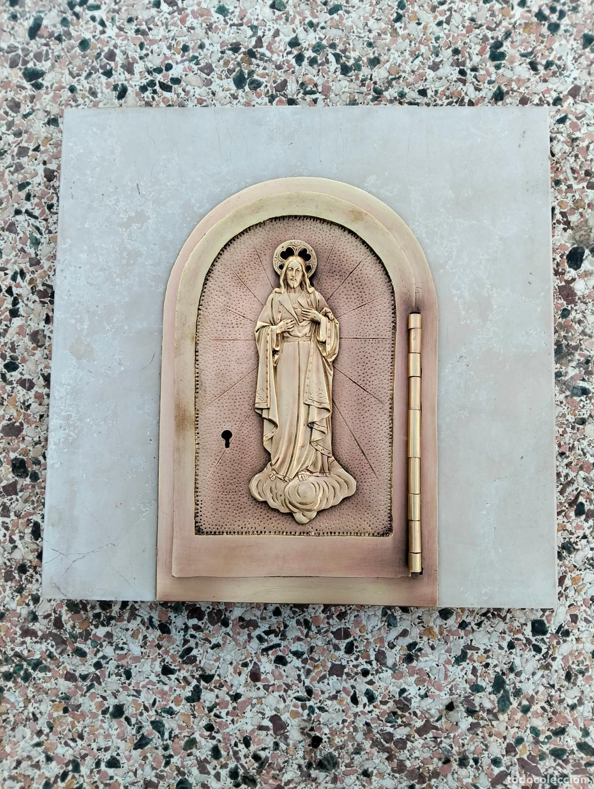 Antiques: Puerta antigua de Sagrario con marco de m&aacute;rmol con figura del Sagrado coraz&oacute;n de Jes&uacute;s S.XX