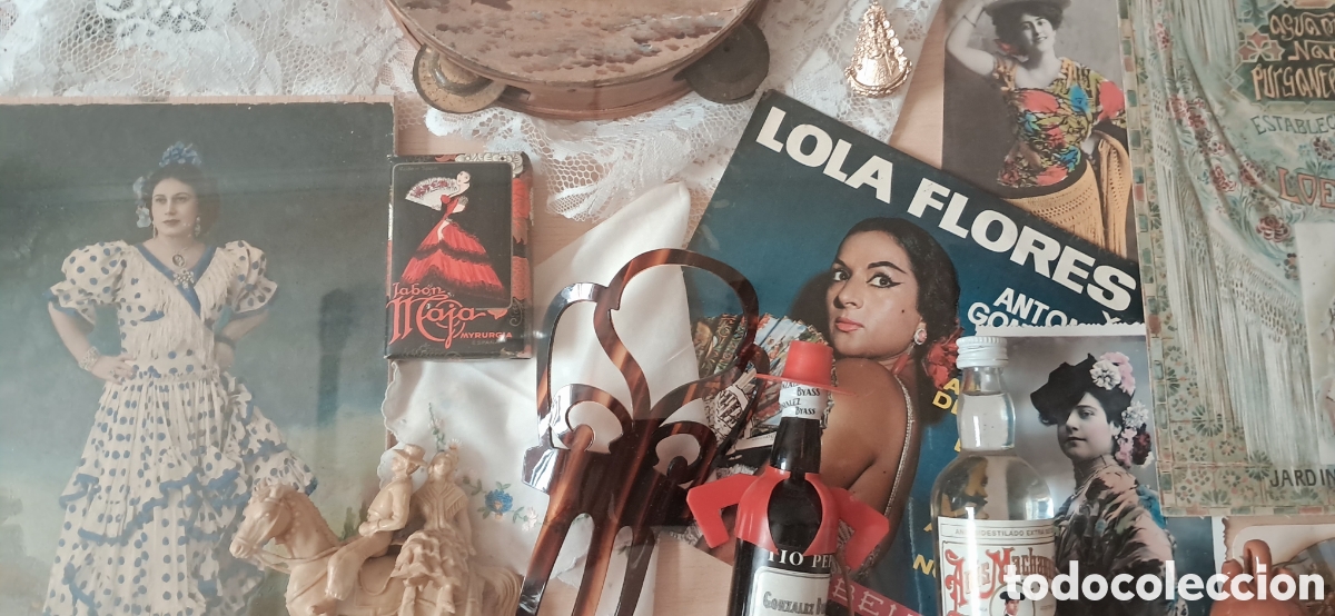 Antig&uuml;edades: Vitrina expositor con objetos folcl&oacute;ricos espa&ntilde;oles. - Foto 2