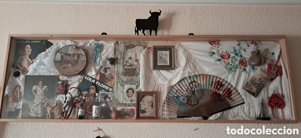 Antig&uuml;edades: Vitrina expositor con objetos folcl&oacute;ricos espa&ntilde;oles.