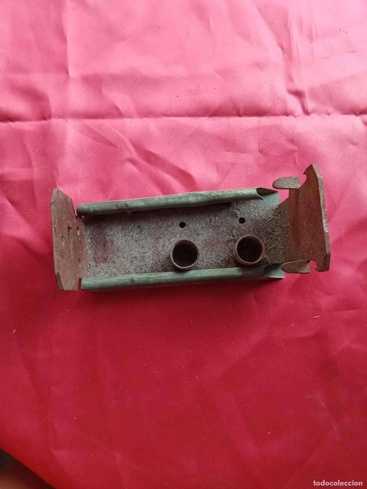 Antig&uuml;edades: Antigua asa o soporte de lat&oacute;n y hierro antiguo V.2