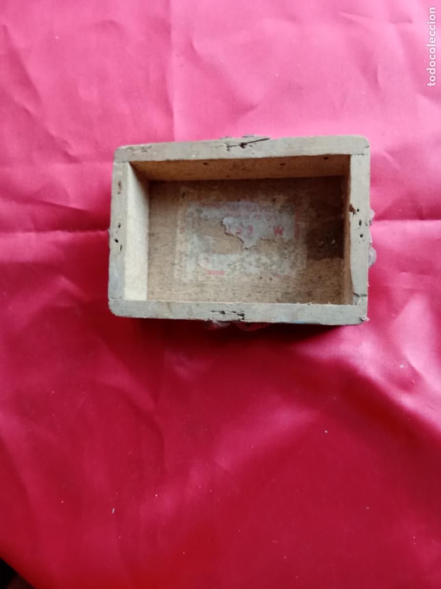 Antig&uuml;edades: Antigua caja de madera con restos de lacre V.8
