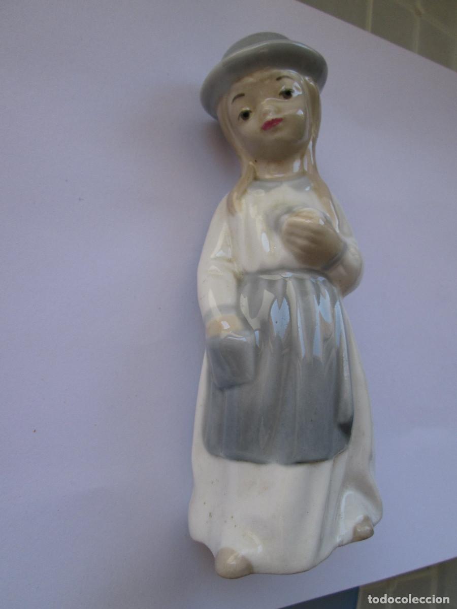 Antig&uuml;edades: FIGURA PORCELANA NI&Ntilde;A CON SOMBRERO - 16X6 CM - SIN MARCA