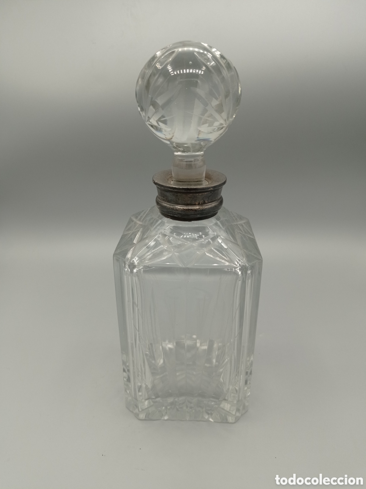 Antig&uuml;edades: Botella licorera de cristal tallado. Art deco.