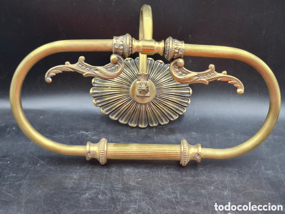 Antig&uuml;edades: Toallero bronce y laton dorado con volutas. Estilo frances rocasalla