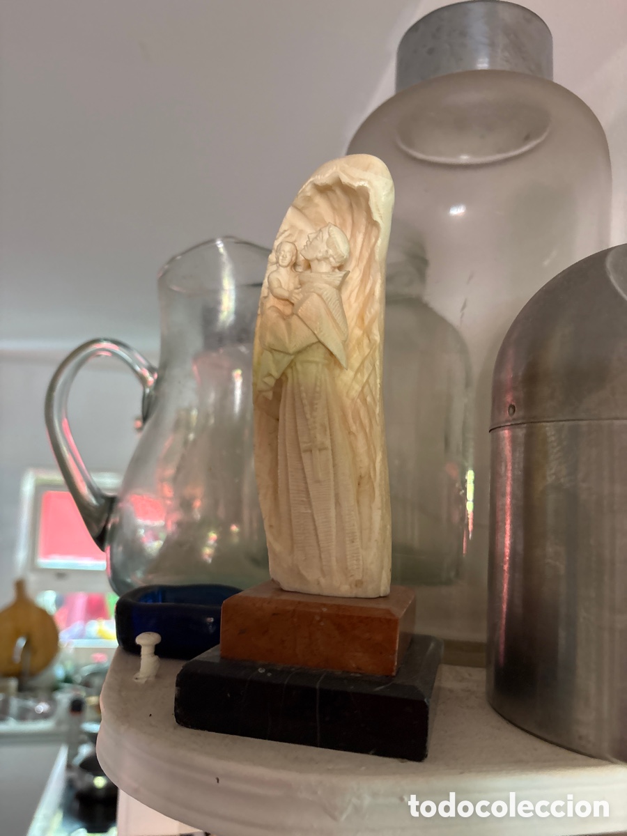 Antig&uuml;edades: Figura religiosa. Hueso pieza sobre m&aacute;rmol