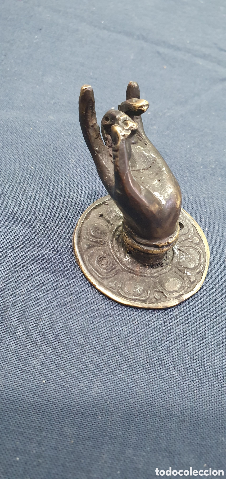 Antiques: Figura mano bronce de colgar. (L134)