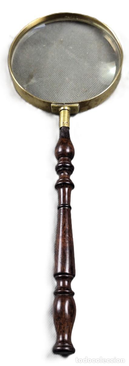 Antig&uuml;edades: Lupa. Mango de madera. Bronce. Espa&ntilde;a. Siglo XIX. 34,5 cm x 11,7 cm.