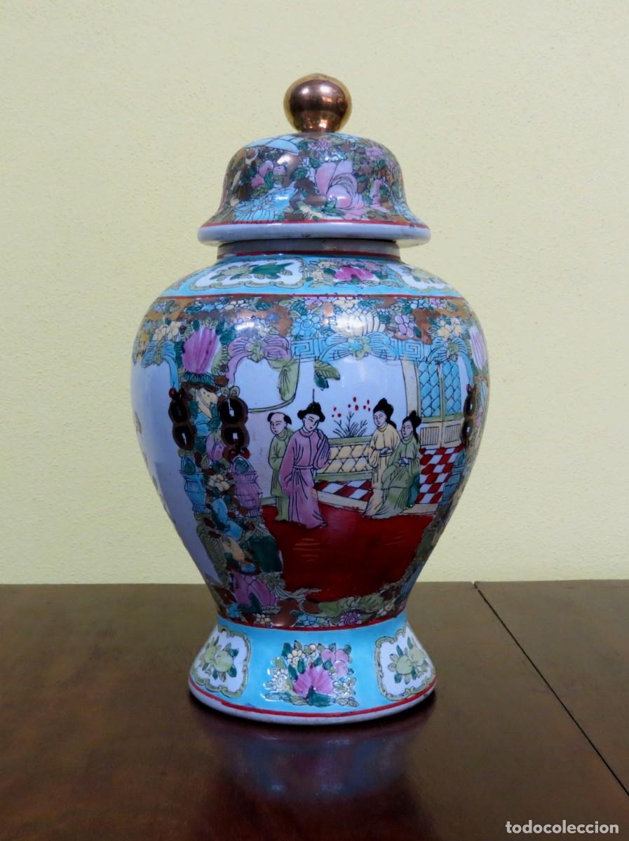 Antig&uuml;edades: Pote de porcelana chinesa com tampa, decorado com Mandarim; Marcado na base; s&eacute;culo XX;