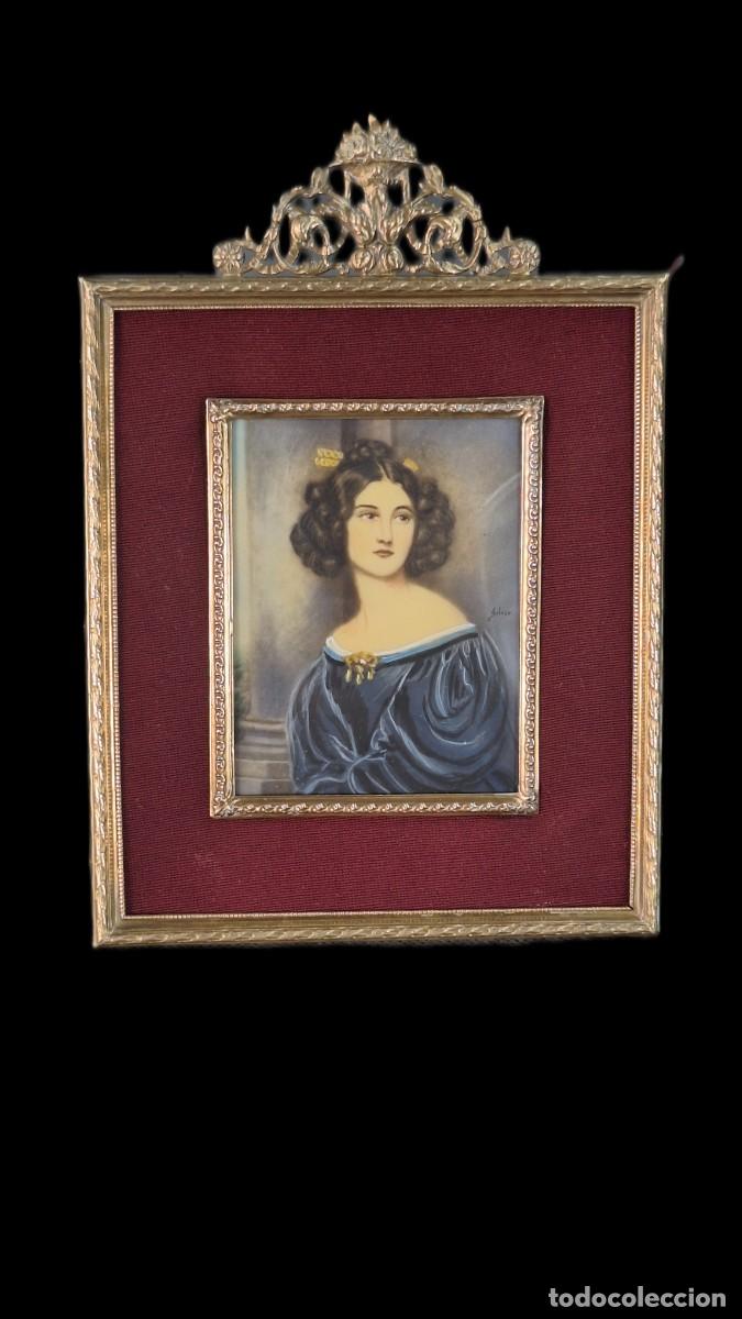 Antig&uuml;edades: Miniatura. Retrato dama. Firmado. Marco lat&oacute;n. Italia. Siglo XX. 18 x 12,8 cm.
