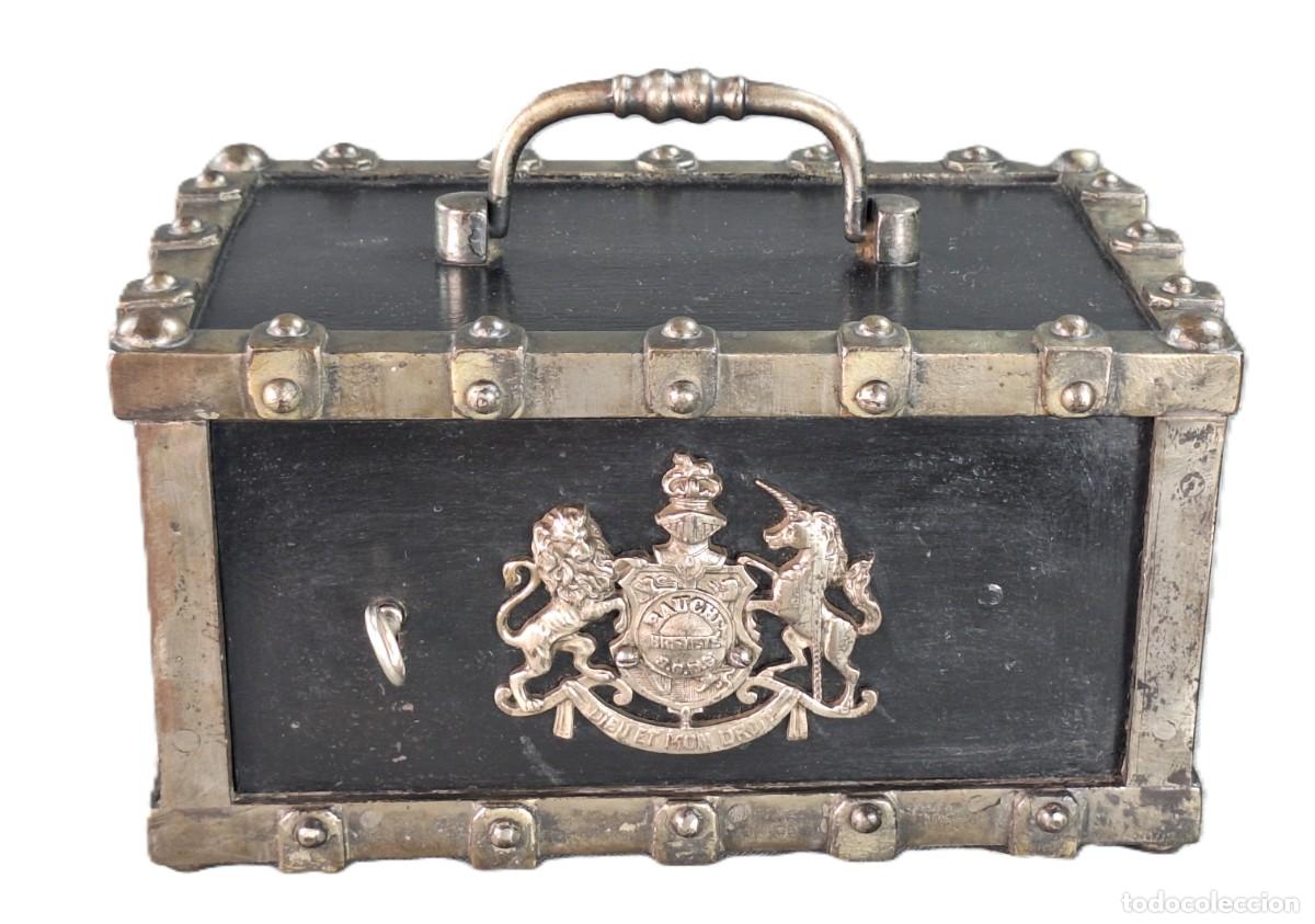 Antig&uuml;edades: Caja caudales. Caja fuerte. Hierro. Marca Bauche Brevete SGDG. Francia. Siglo XIX. 18 x 33,5 x 22 cm