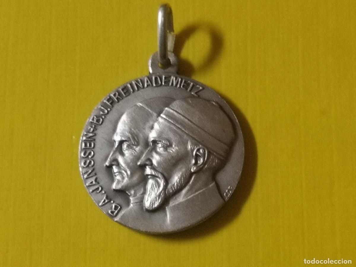 Antig&uuml;edades: medalla religiosa conmemorativa hecha en Italia que muestra los rostros de perfil de San Arnoldo Jan