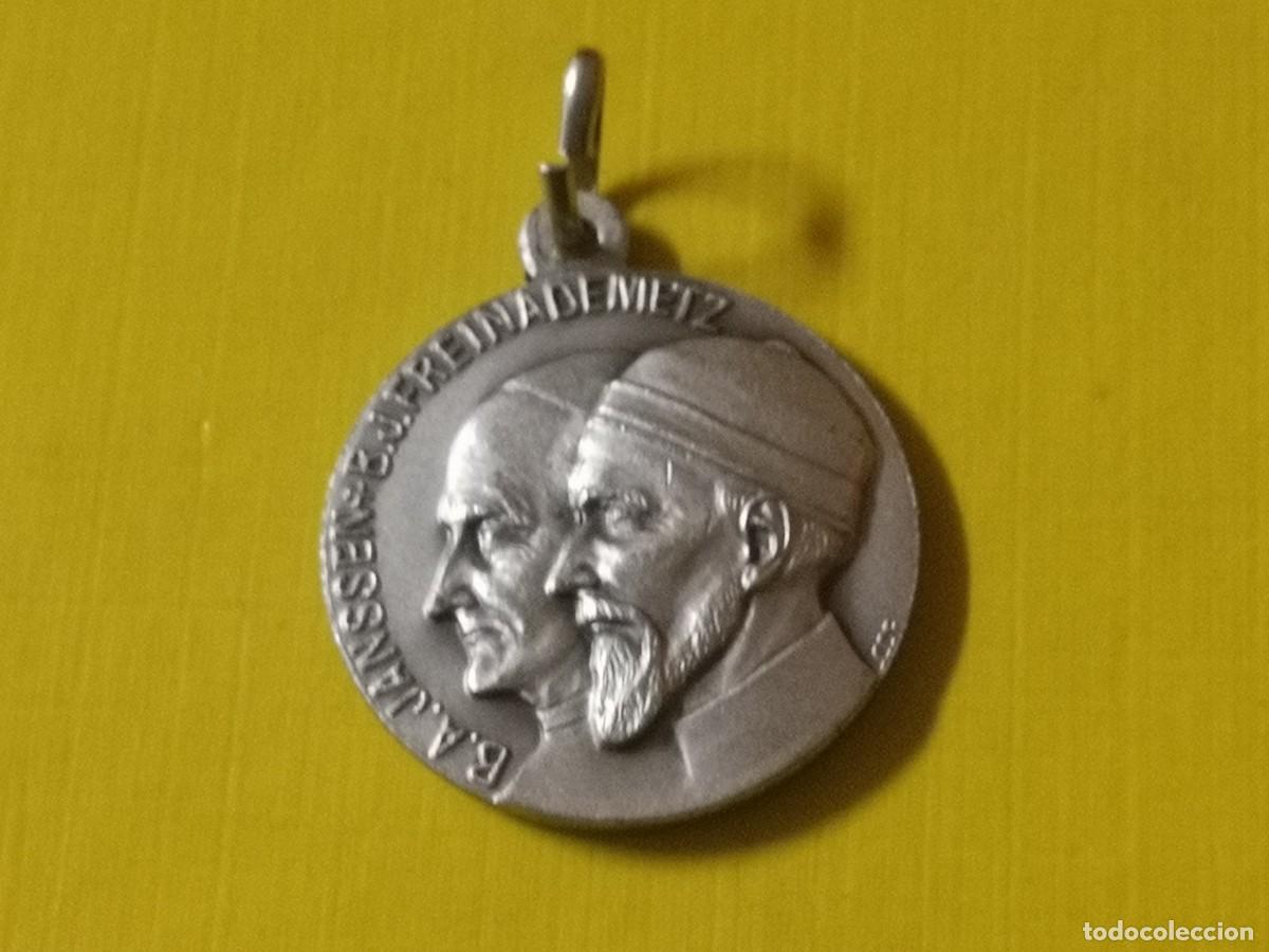 Antig&uuml;edades: medalla religiosa conmemorativa hecha en Italia que muestra los rostros de perfil de San Arnoldo Jan