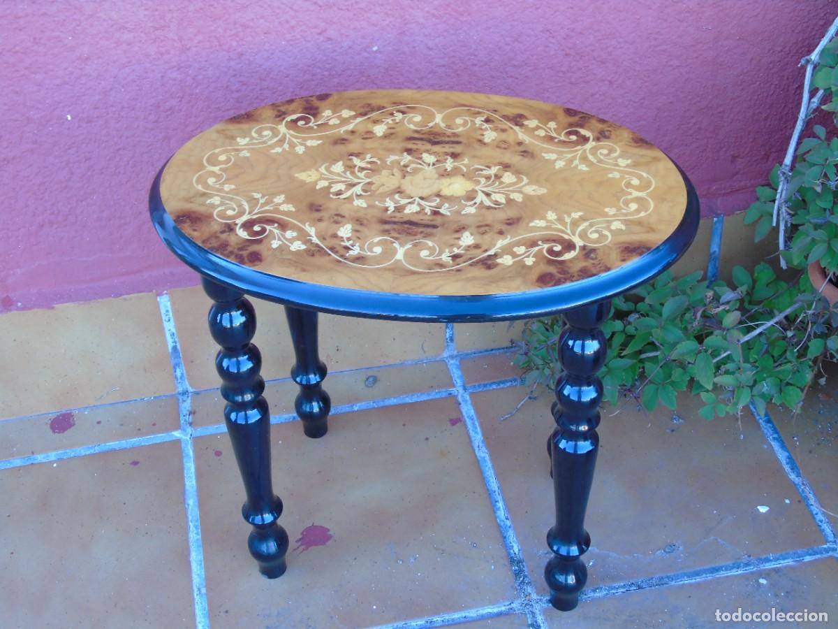Antig&uuml;edades: PEQUE&Ntilde;A MESA AUXILIAR DE MADERA TAPA DE RAIZ CON DIBUJO DE TARACEA EN FLORES