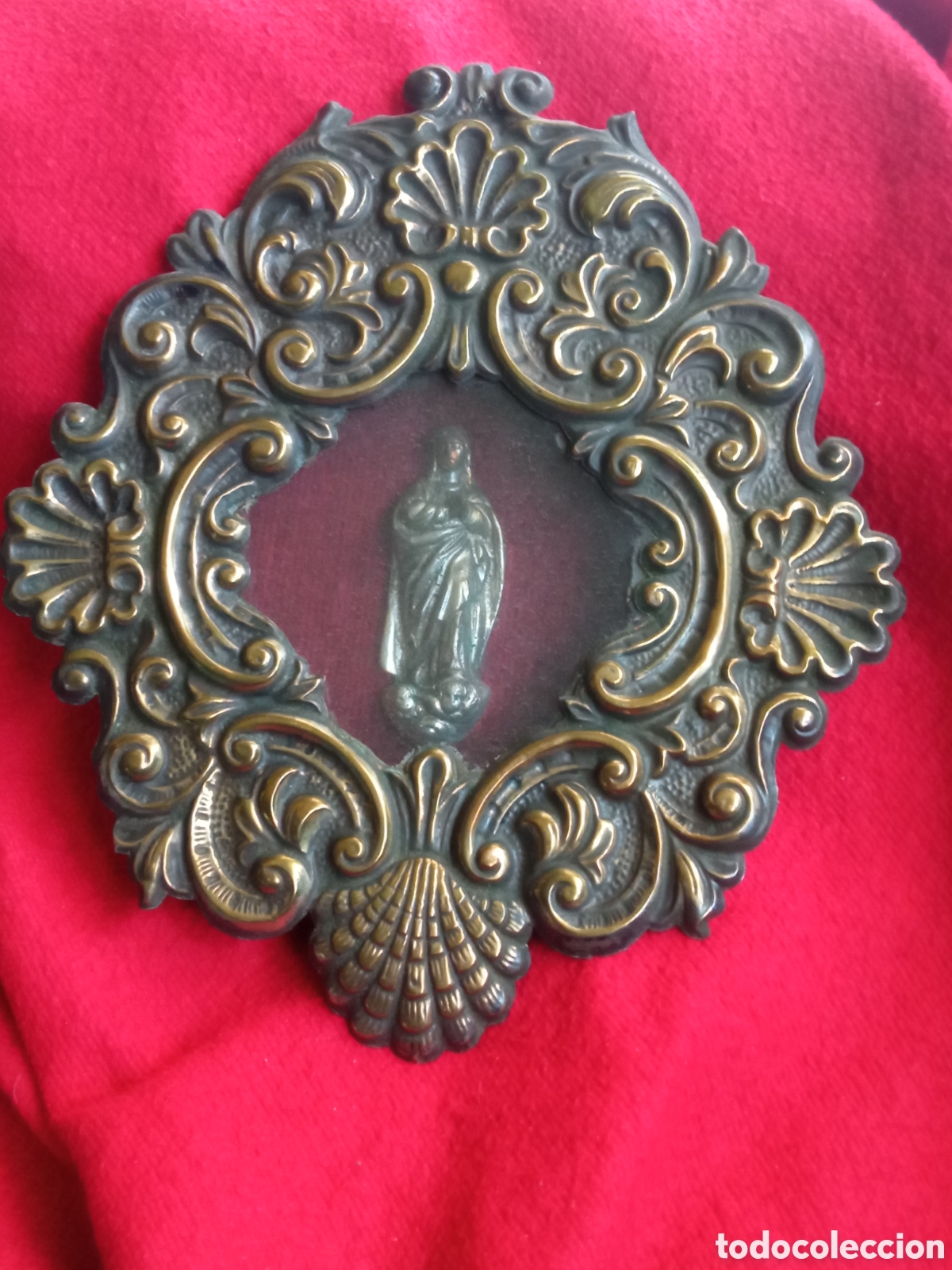 Antig&uuml;edades: Antiguo relicario repujado de metal plateado, mide 23x20cm
