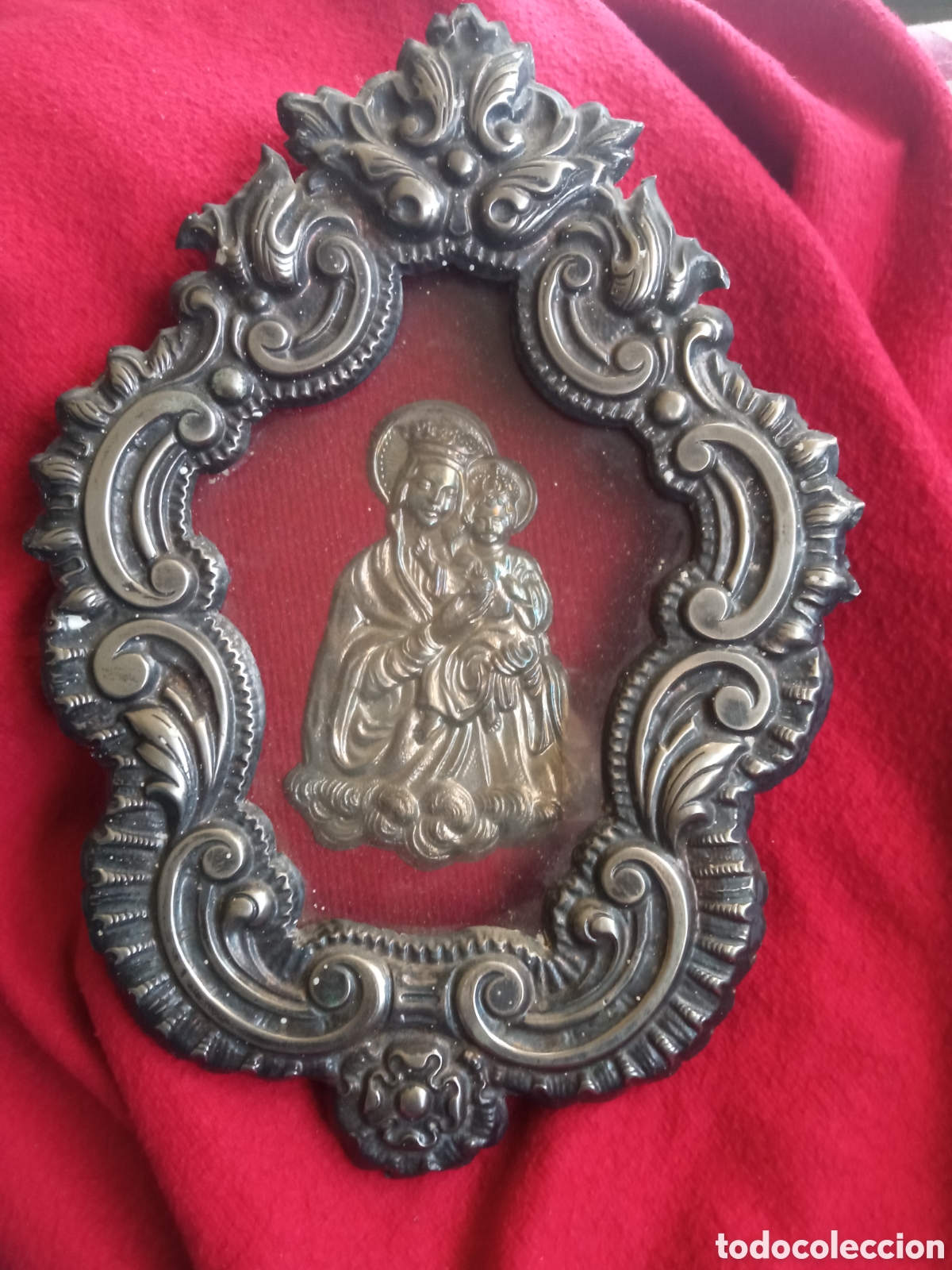 Antig&uuml;edades: Antiguo relicario repujado de metal plateado mide 29,5x21cm