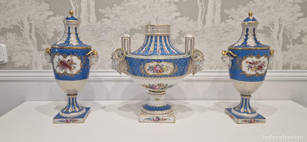 Antiguidades: Conjunto de tres jarrones o urnas. Porcelana Sevres.