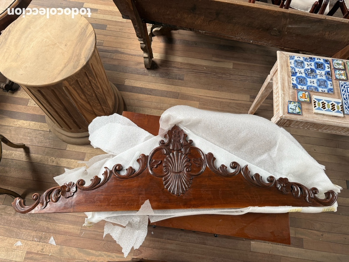 Antig&uuml;edades: Copete decorativo en caoba