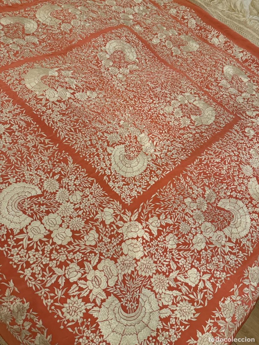 Antig&uuml;edades: ANTIGUO MANT&Oacute;N DE MANILA REVERSIBLE EN SEDA COLOR CORAL DISE&Ntilde;O ART DECO CLAVELES FLORES