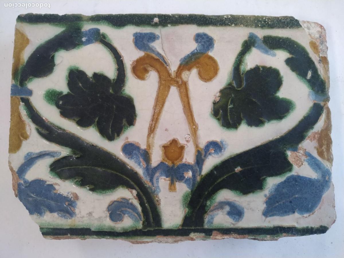 Antiquit&eacute;s: Azulejo arista renacentista. Toledo con hojas de Vid S. XVI
