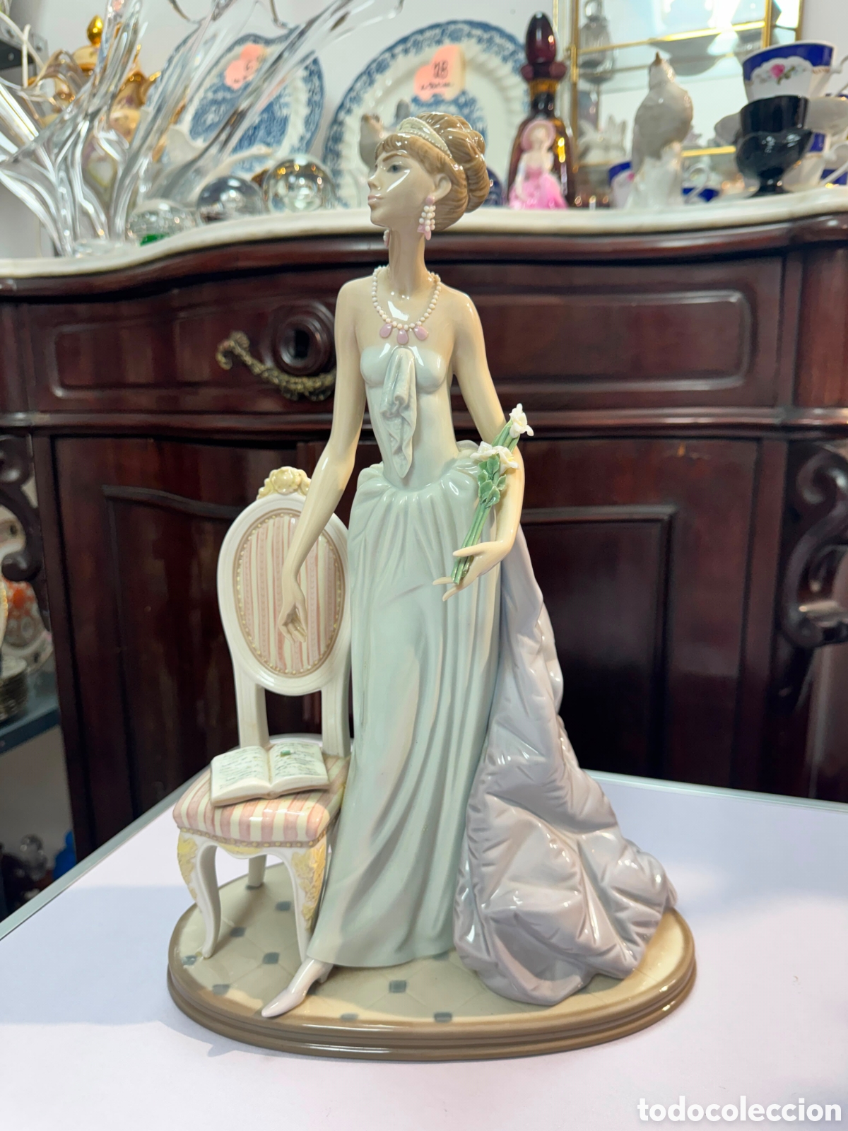 Antig&uuml;edades: Lladro DAMA DE LA COLA DE ROSA modelo 1495