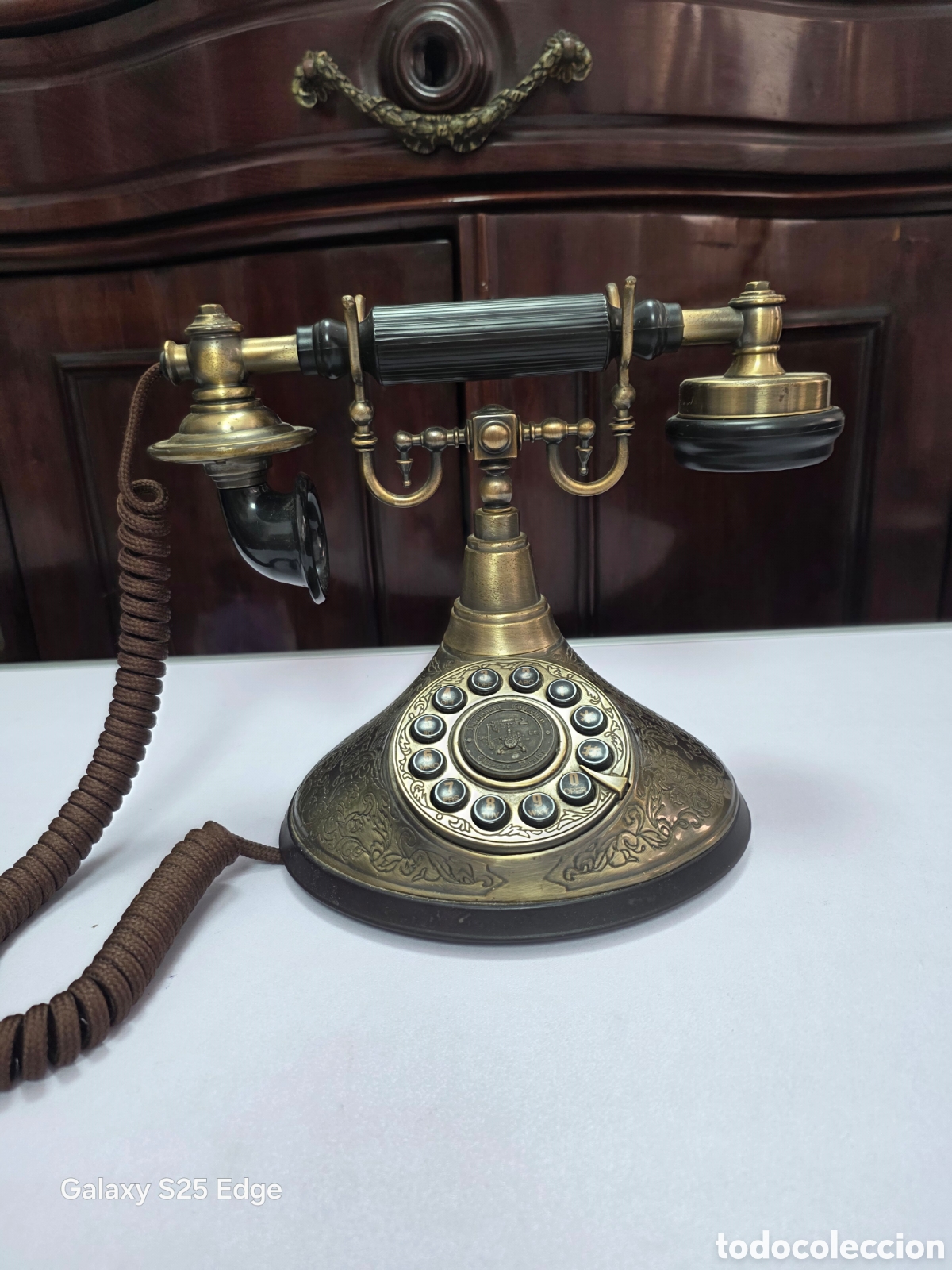 Antig&uuml;edades: Replica de tel&eacute;fono antiguo de laton