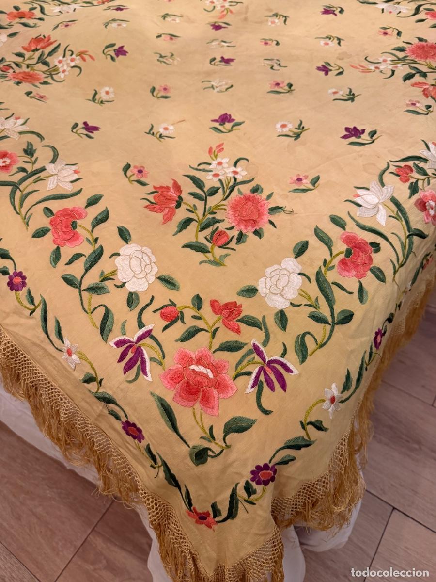 Antig&uuml;edades: ANTIGUO MANT&Oacute;N DE MANILA REVERSIBLE EN SEDA COLOR CORAL DISE&Ntilde;O ART DECO CLAVELES FLORES