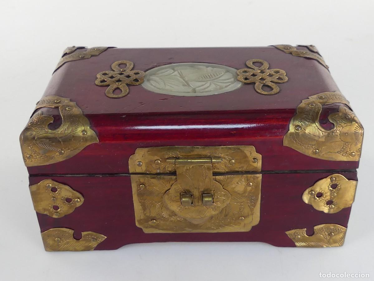 Oggetti Antichi: CAJA CHINA DE MADERA Y ADORNOS DE LATON Y NACAR