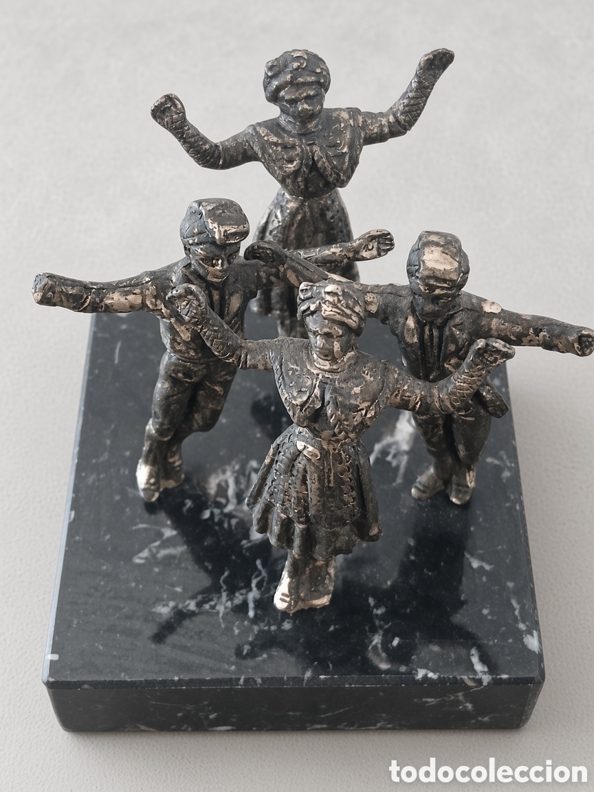 Antig&uuml;edades: Figura de metal de la Sardana (baile tradicional catal&aacute;n) sobre peana de m&aacute;rmol - Recuerdo de Barcel