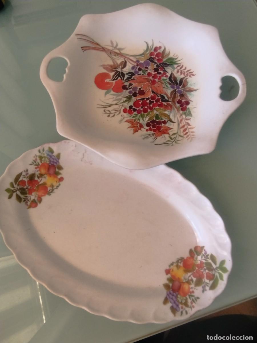 Antig&uuml;edades: Dos antiguas bandejas o fuentes de estilo vintage con motivos de frutas y bayas. Con faltas.