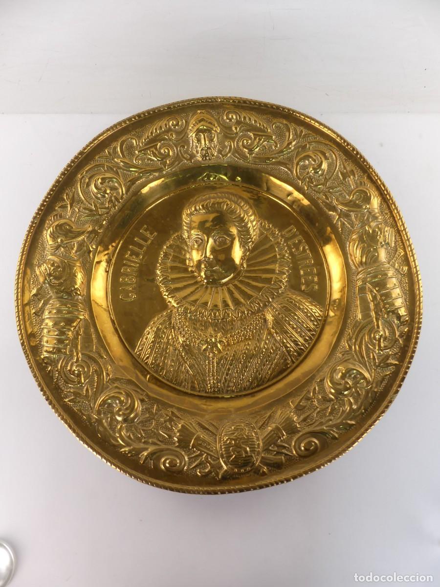 Antig&uuml;edades: ENORME PLATO DE COLGAR DE LATON O SIMILAR MIDE 63 CM.