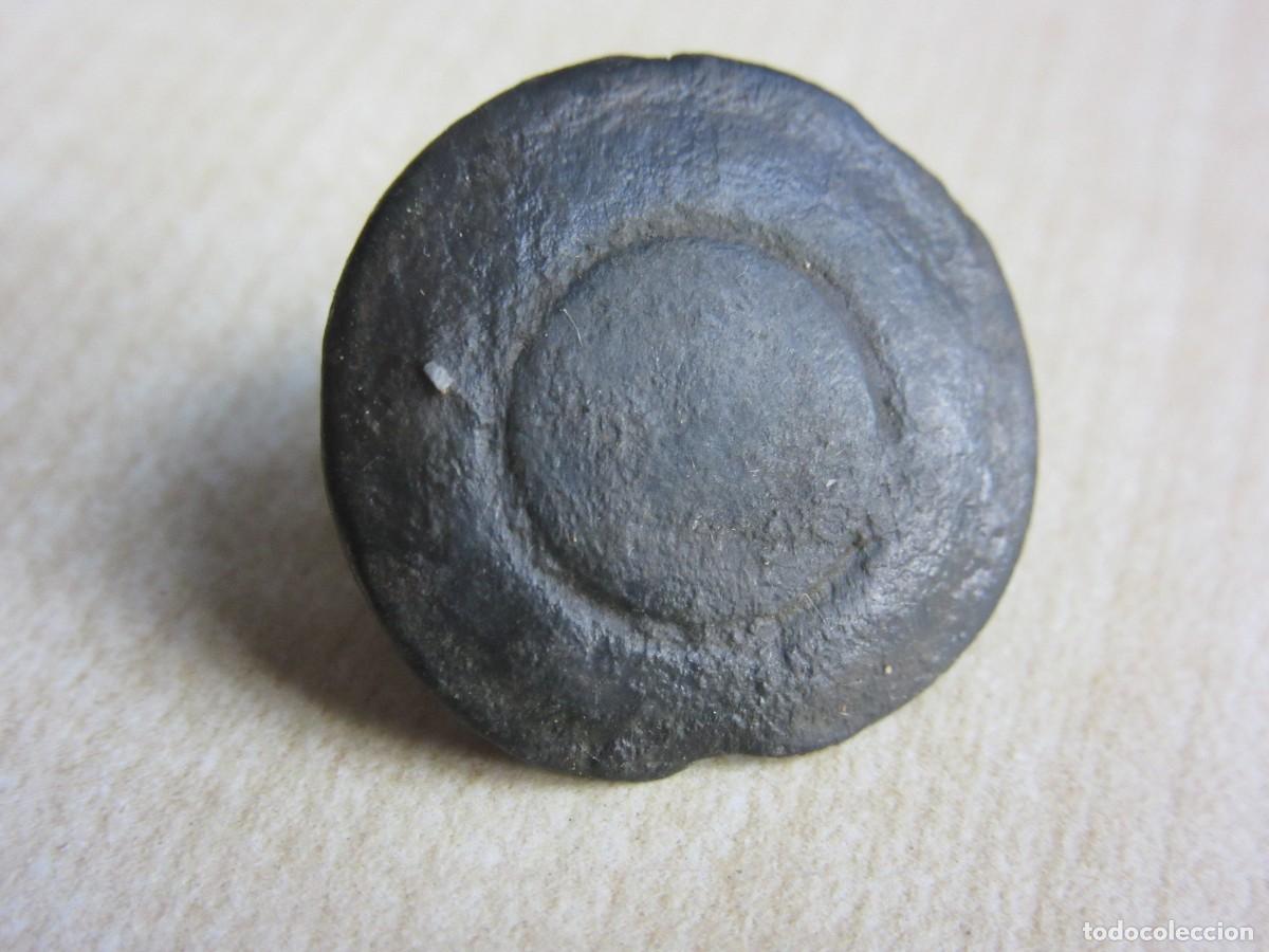 Antiquit&eacute;s: Adorno de cintur&oacute;n de bronce grande de &eacute;poca medieval o anterior Di&aacute;metro 2,2 cm