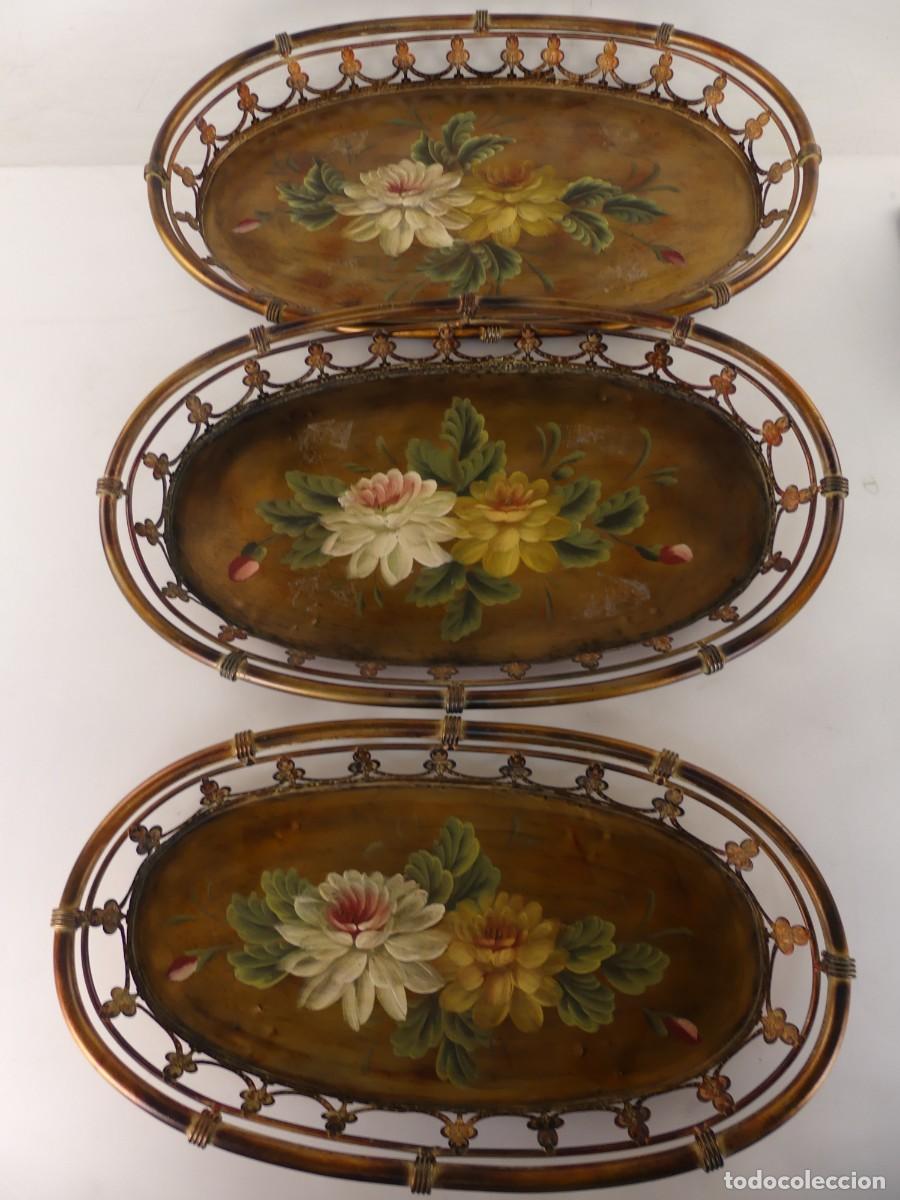 Antig&uuml;edades: JUEGO DE 3 BANDEJAS DE METAL DISE&Ntilde;O FLORAL