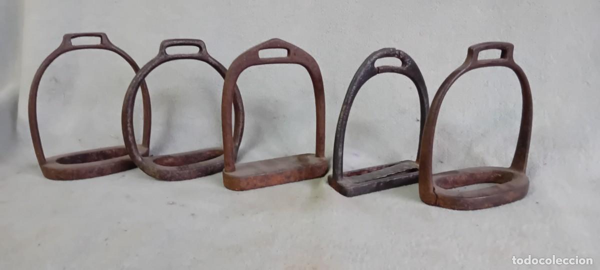 Antig&uuml;edades: Lote 5 estribos antiguos de forja para decoracion.Ver fotos